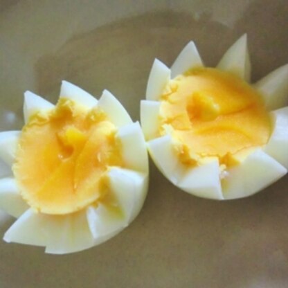 卵に軽くヒビ入れるときに、ドキドキしました！
私のお花は、黄身だけ平らになっちゃっいました～
レシピのお写真は、とても美しいですね（*^^*)